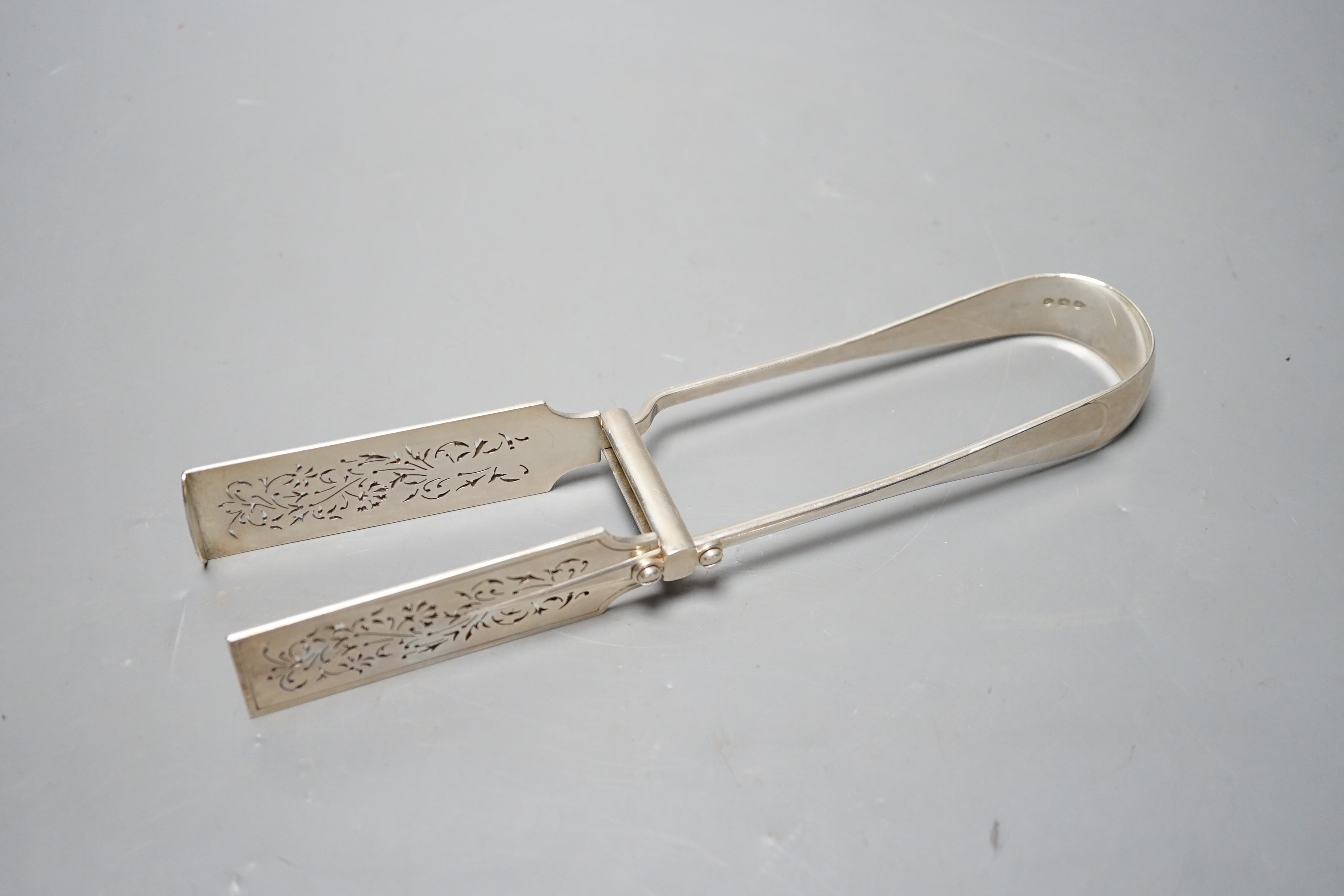 A pair of late Victorian silver rat tail pattern asparagus tongs, Lambert & Co, London, 1893, 24.6cm, 6.6oz.